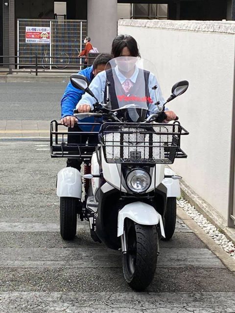 バイクや自転車に乗っているヤクルトレディからヤクルトが購入出来る